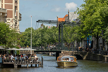 Niederlande  Amsterdam - Historische Zugbruecke im Grachtenguertel