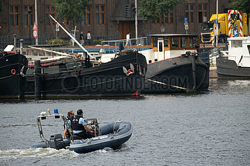 Niederlande  Amsterdam - Wasserschutzpolizei auf Patrouille auf dem IJ (Stadtzentrum)