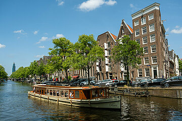 Niederlande  Amsterdam - Ausflugsboot in der Prinsengracht im Grachtenguertel