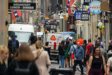 Niederlande  Amsterdam - Stadtreinigung saeubert am Morgen Gasse in der Altstadt