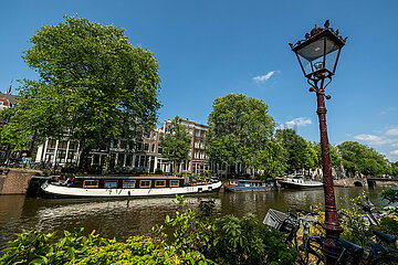 Niederlande  Amsterdam - Hausboote im Grachtenguertel