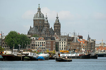 Niederlande  Amsterdam - Blick ueber den frueheren Meeresarm IJ auf die Basilika St. Nikolaus