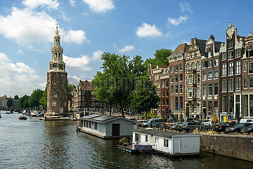 Niederlande  Amsterdam - Grachtenguertel  links Montelbaanstoren  Wachturm aus dem 16. Jahrhundert  damals Teil der Stadtmauer