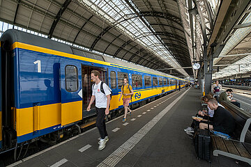 Niederlande  Amsterdam - Fernzug nach Deutschland der Niederlaendische Eisenbahnen AG am Bahnsteig  Amsterdam Centraal Station