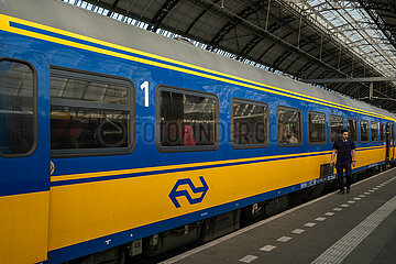 Niederlande  Amsterdam - Fernzug nach Deutschland der Niederlaendische Eisenbahnen AG am Bahnsteig  Amsterdam Centraal Station