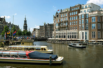 Niederlande  Amsterdam - Ausflugsboote und Nobelhotel De L'Europe an Auslaeufer der kanalisierten Amstel im Grachtenguertel