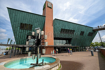 Niederlande  Amsterdam - NEMO Science Museum am frueheren Meeresarm IJ im Stadtzentrum