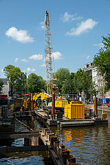 Niederlande  Amsterdam - Komplexe  schwimmende Baustelle zur Sanierung eines Gebaeudes im Grachtenguertel