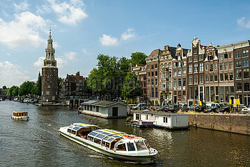 Niederlande  Amsterdam - Ausflugsboot im Grachtenguertel  links Montelbaanstoren  Wachturm aus dem 16. Jahrhundert  damals Teil der Stadtmauer