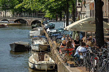 Niederlande  Amsterdam - Touristen im Strassencafe im Grachtenguertel