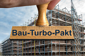 Symbolischer Stempel Bau-Turbo-Pakt