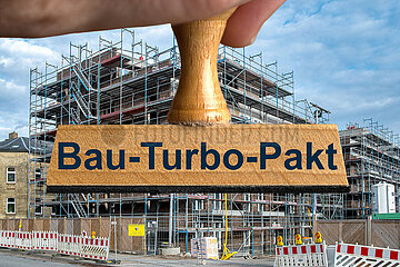 Symbolischer Stempel Bau-Turbo-Pakt