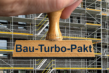 Symbolischer Stempel Bau-Turbo-Pakt