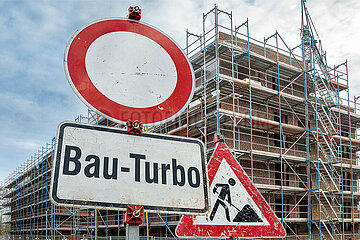 Symbolische Schilder Bau-Turbo