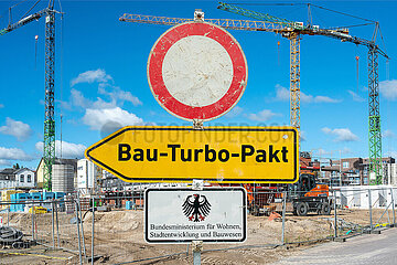 Symbolische Schilder Bau-Turbo-Pakt