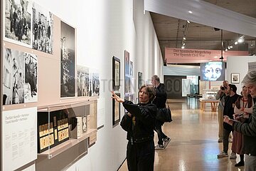 Presse-Rundgang der Ausstellung Aber hier leben? Nein danke.
Surrealismus + Antifaschismus  im Lenbachhaus