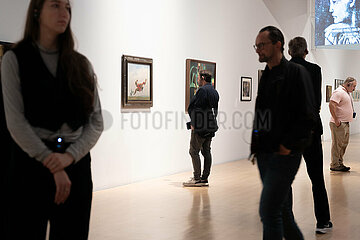 Presse-Rundgang der Ausstellung Aber hier leben? Nein danke.
Surrealismus + Antifaschismus  im Lenbachhaus