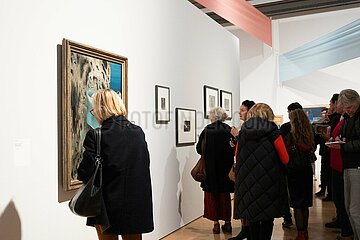 Presse-Rundgang der Ausstellung Aber hier leben? Nein danke.
Surrealismus + Antifaschismus  im Lenbachhaus