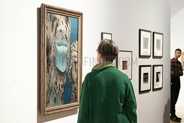 Presse-Rundgang der Ausstellung Aber hier leben? Nein danke.
Surrealismus + Antifaschismus  im Lenbachhaus