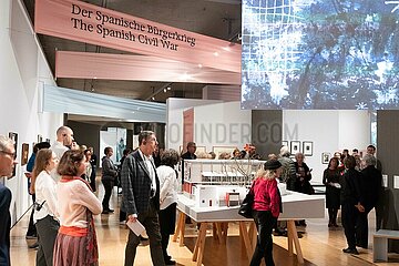 Presse-Rundgang der Ausstellung Aber hier leben? Nein danke.
Surrealismus + Antifaschismus  im Lenbachhaus