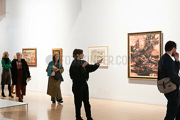 Presse-Rundgang der Ausstellung Aber hier leben? Nein danke.
Surrealismus + Antifaschismus  im Lenbachhaus