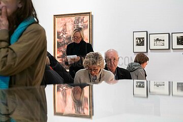 Presse-Rundgang der Ausstellung Aber hier leben? Nein danke.
Surrealismus + Antifaschismus  im Lenbachhaus