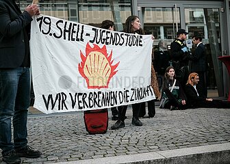 Letzte Generation protestiert bei der Vorstellung der Shell Jugendstudie