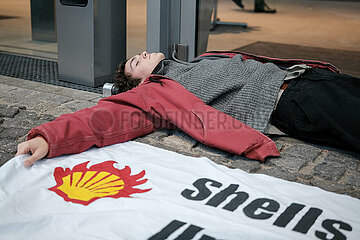 Letzte Generation protestiert bei der Vorstellung der Shell Jugendstudie