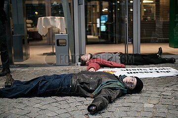 Letzte Generation protestiert bei der Vorstellung der Shell Jugendstudie