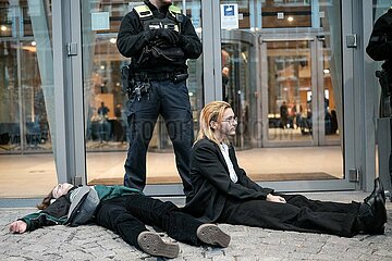 Letzte Generation protestiert bei der Vorstellung der Shell Jugendstudie