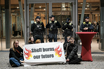 Letzte Generation protestiert bei der Vorstellung der Shell Jugendstudie