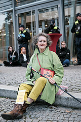 Letzte Generation protestiert bei der Vorstellung der Shell Jugendstudie