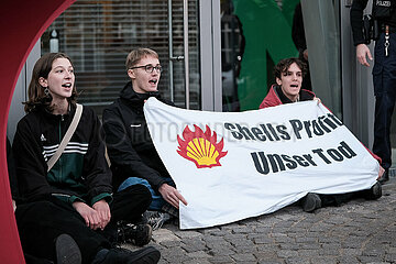 Letzte Generation protestiert bei der Vorstellung der Shell Jugendstudie