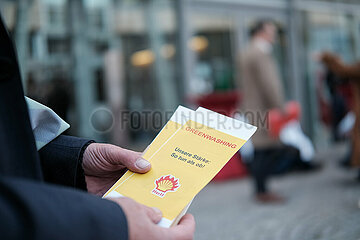 Letzte Generation protestiert bei der Vorstellung der Shell Jugendstudie