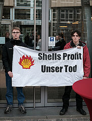 Letzte Generation protestiert bei der Vorstellung der Shell Jugendstudie