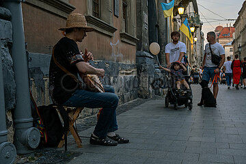 Ukraine  Lwiw - Mann spielt traditionelles ukrainisches Laute namens Kobsa und singt dazu Voklslieder am Marktplatz (ukrainisch Rynok  Altstadt seid 1998 auf der UNESCO-Liste des Weltkulturerbes)