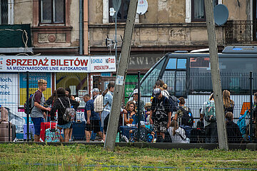 Polen  Przemysl - Rueckseite des Hauptbahnhofs mit Ort des Busbahnhofs (dworzec PKS) der Grenzstadt  Ukrainer warten auf den Bus in das ukrainische Lviv