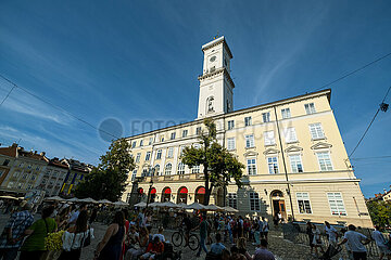 Ukraine  Lwiw - Das klassizistische Rathaus am Marktplatz (ukrainisch Rynok  Altstadt seid 1998 auf der UNESCO-Liste des Weltkulturerbes).