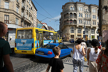 Ukraine  Lwiw - Strassenszene im Stadtzentrum