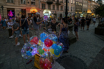 Ukraine  Lwiw - Verkauf von Luftballons am Marktplatz (ukrainisch Rynok  Altstadt seid 1998 auf der UNESCO-Liste des Weltkulturerbes)