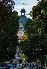 Ukraine  Lwiw - Flaniermeile Prospekt Svobody  dem wichtigsten Boulevard der Stadt  im Hintergrund die Oper