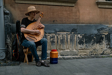 Ukraine  Lwiw - Mann spielt traditionelles ukrainisches Laute namens Kobsa und singt dazu Voklslieder (in der Altstadt)