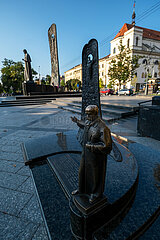 Ukraine  Lwiw - Das Schewtschenko-Denkmal am Prospekt Svobody  vorne eine Miniatur  dahinter das Original. Der ukrainische Dichter Taras Schewtschenko lebte im 19 Jh.