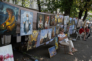 Ukraine  Lwiw - Verkauf von Bildern auf einem Flohmarkt im Centrum