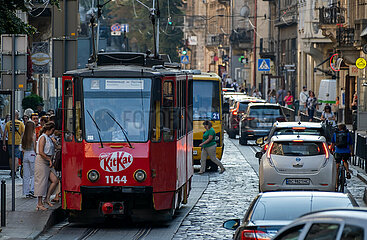 Ukraine  Lwiw - Hauptstrasse mit Stau und Strassenbahn im Stadtzentrum