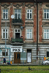 Polen  Przemysl - Rueckseite des Hauptbahnhofs mit Ort des Busbahnhofs (dworzec PKS) der Grenzstadt mit Verkehrsanbindung in das ukrainische Lviv