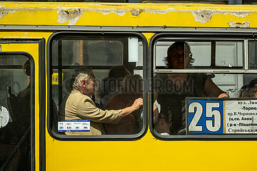 Ukraine  Lwiw - Menschen in einem Linienbus  der im Stau steht