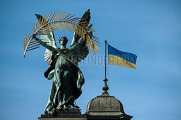 Ukraine  Lwiw - Statue „Ruhm“ auf der Lemberger Oper am Prospekt Svobody