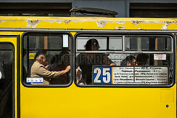 Ukraine  Lwiw - Menschen in einem Linienbus  der im Stau steht