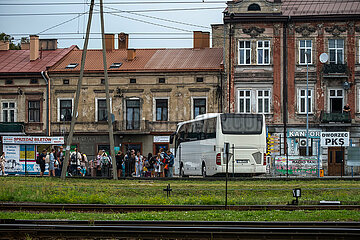 Polen  Przemysl - Rueckseite des Hauptbahnhofs mit Ort des Busbahnhofs (dworzec PKS) der Grenzstadt  Ukrainer warten auf den Bus in das ukrainische Lviv